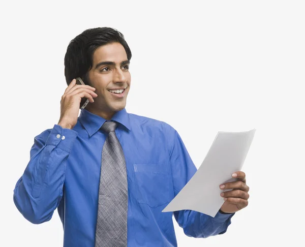 Empresário falando em um telefone celular — Fotografia de Stock