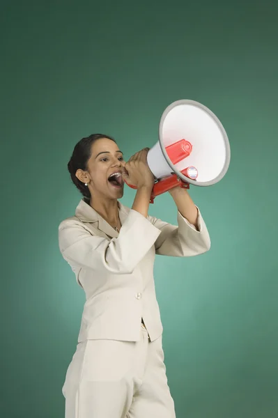 Empresária anunciando com um megafone — Fotografia de Stock