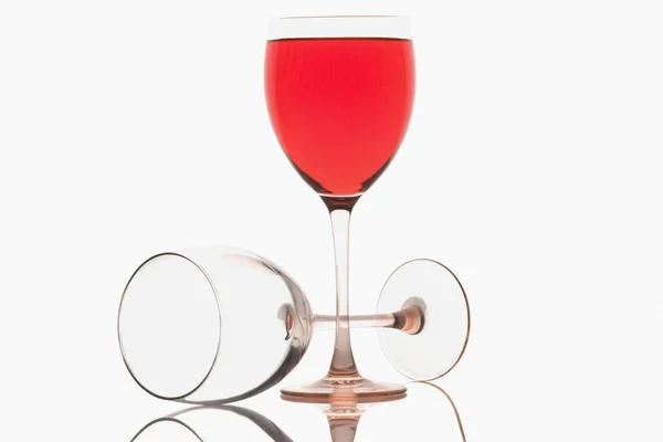 แก้วไวน์กับค็อกเทลสีแดง — ภาพถ่ายสต็อก