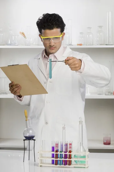 Scientist experimenting in a laboratory — Stock Photo, Image