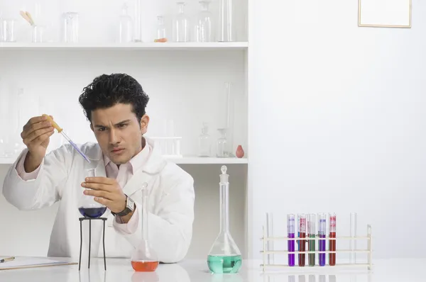 Wetenschapper experimenteren in een laboratorium — Stockfoto