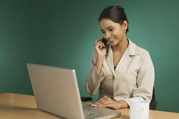 Mujer de negocios hablando en un teléfono móvil —  Fotos de Stock