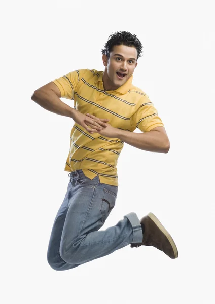 Mężczyzna pozowanie podczas skoków — Zdjęcie stockowe