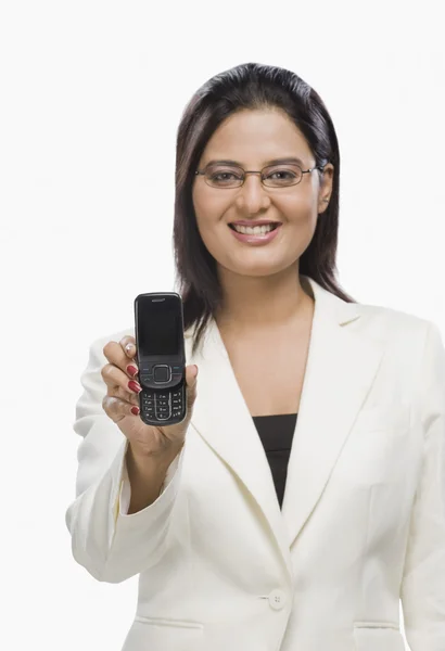 Empresária mostrando um telefone celular — Fotografia de Stock