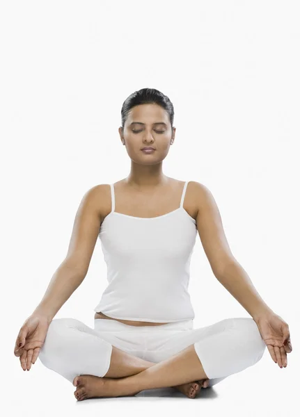 Woman doing yoga — Stock Photo, Image