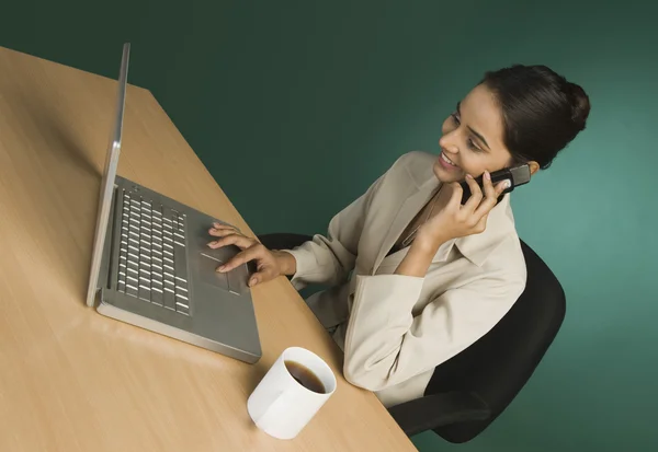 Zakenvrouw praten op een mobiele telefoon — Stockfoto