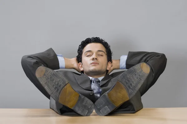 Empresário cochilando com os pés na mesa — Fotografia de Stock