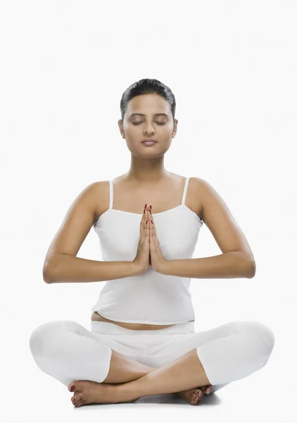 Mujer haciendo yoga — Foto de Stock