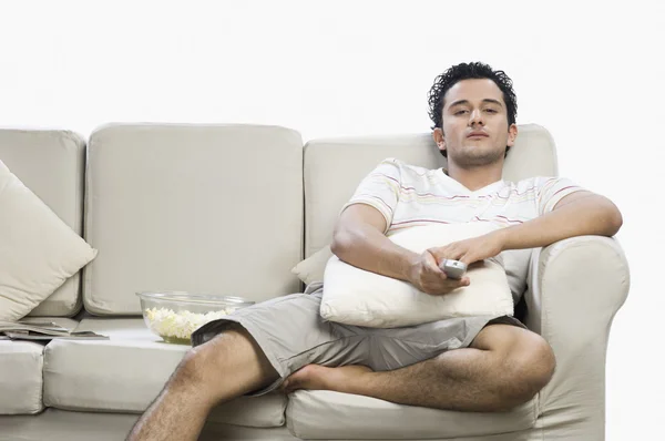 Hombre viendo la televisión —  Fotos de Stock