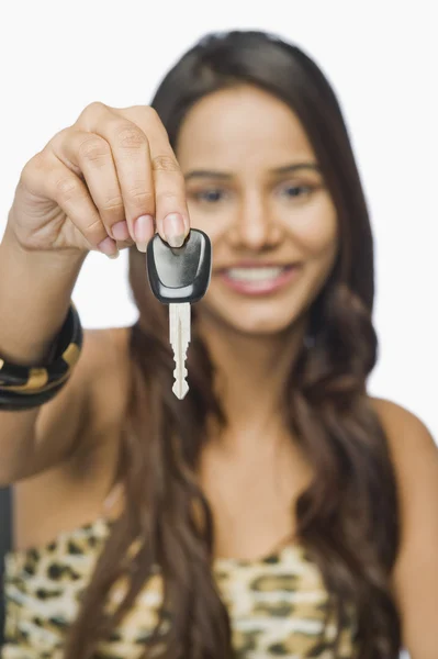Frau zeigt Autoschlüssel — Stockfoto