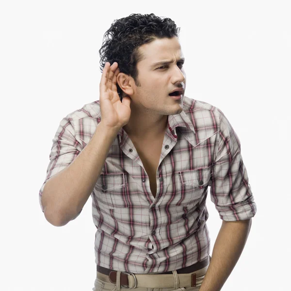 Hombre tratando de escuchar con una mano ventosa en la oreja —  Fotos de Stock