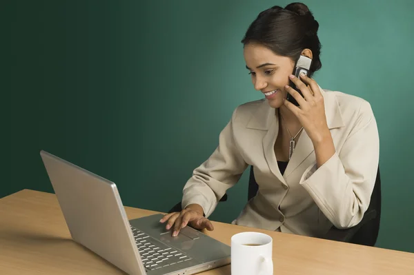 Mulher de negócios falando em um telefone celular — Fotografia de Stock