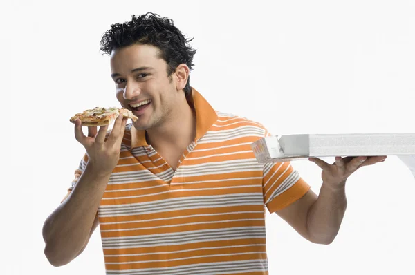 Homem comendo pizza e sorrindo — Fotografia de Stock