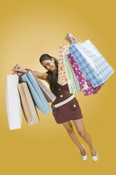 Mujer sosteniendo bolsas de compras —  Fotos de Stock