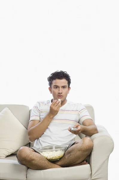 Homem assistindo televisão — Fotografia de Stock