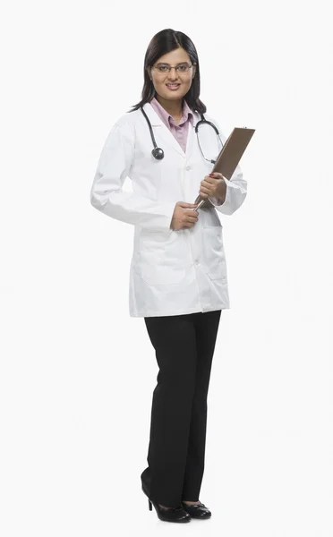 Femme médecin tenant un presse-papiers — Photo