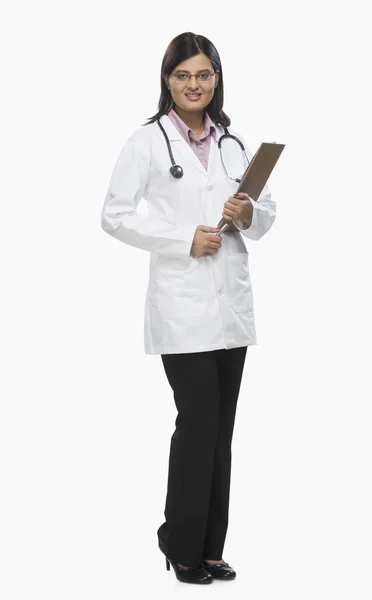 Female doctor holding a clipboard — Stock Photo, Image