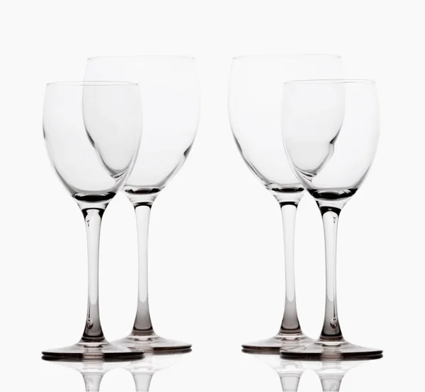 แก้วไวน์เปล่าบนโต๊ะ — ภาพถ่ายสต็อก