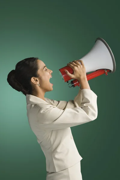 Empresária anunciando com um megafone — Fotografia de Stock