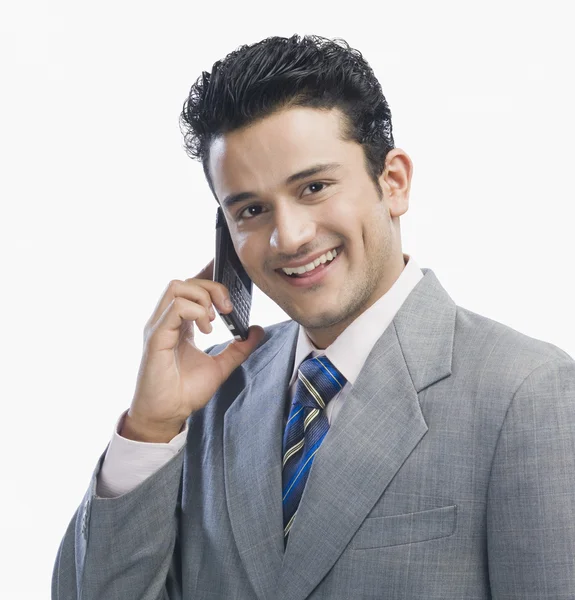 Affärsman talar på en mobiltelefon — Stockfoto