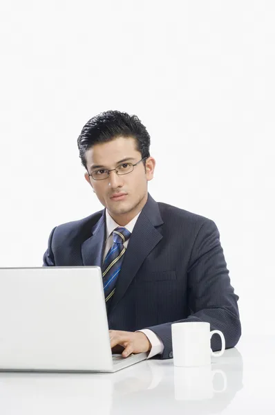 Zakenman werkt aan een laptop — Stockfoto