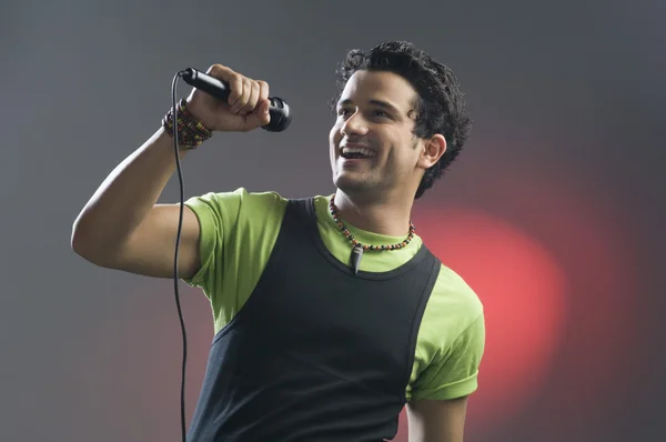 Hombre cantando en un micrófono — Foto de Stock