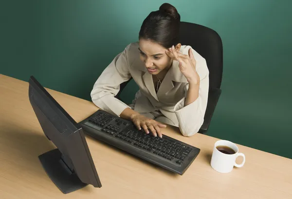 Geschäftsfrau blickt enttäuscht in Büro — Stockfoto