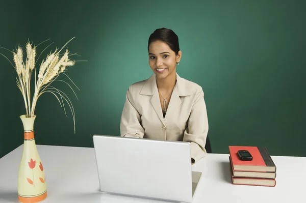 Geschäftsfrau lächelt in einem Büro — Stockfoto