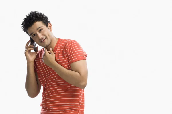 Homem falando em um telefone celular — Fotografia de Stock