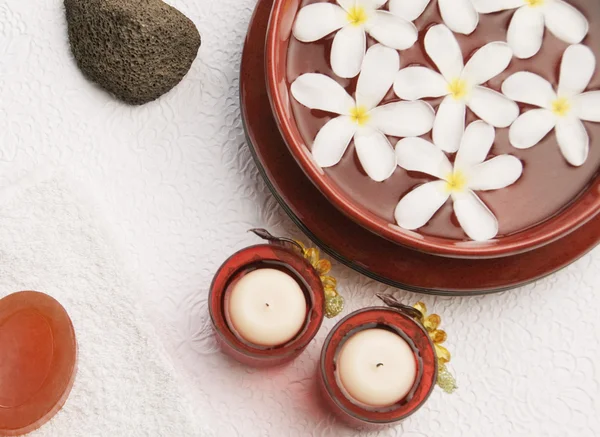 Kerzen mit Frangipani-Blumen in einer Schüssel — Stockfoto