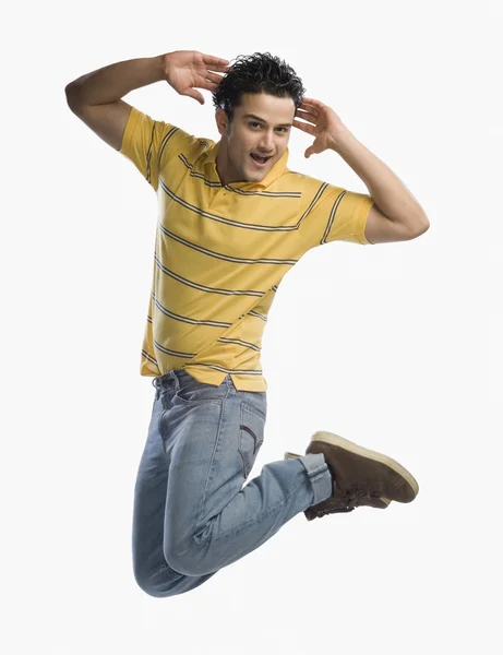 Man poserar medan hoppa — Stockfoto