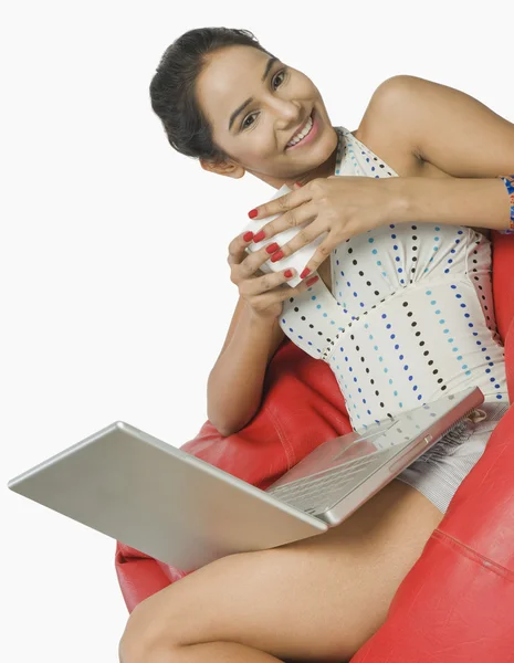 Mujer usando un ordenador portátil con —  Fotos de Stock