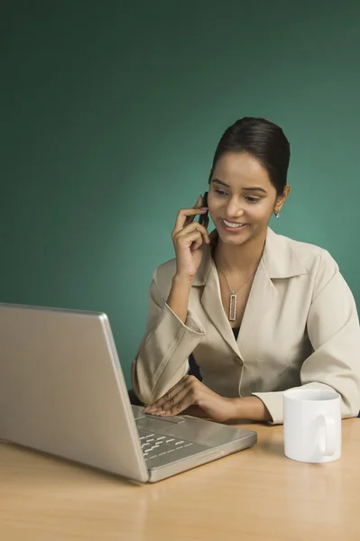 Businesswoman talking on a mobile phone — Stock Photo, Image