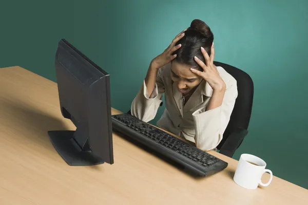 Zakenvrouw op zoek teleurgesteld in een kantoor — Stockfoto