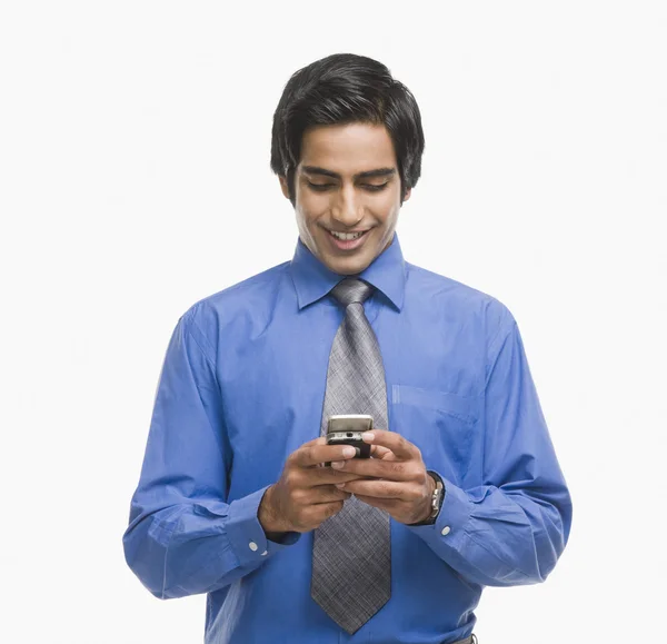 Businessman text messaging on a mobile phone — Stock Photo, Image