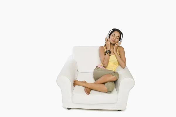 ヘッドフォンを聴く女性 — ストック写真