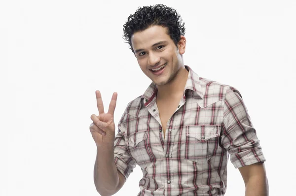 Man showing victory sign — Stock Photo, Image