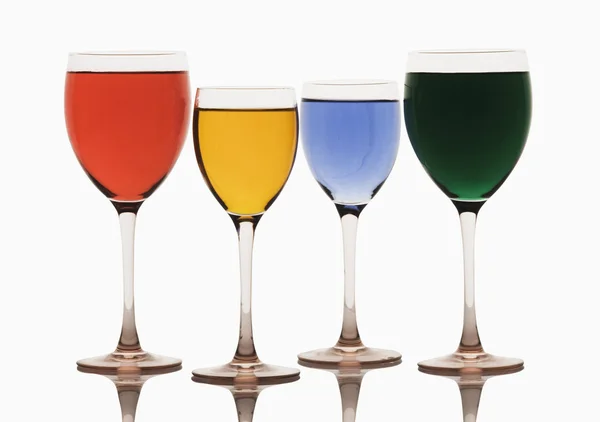 Разнообразные коктейли в бокалах — стоковое фото