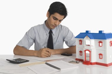 Emlakçı bir model evi bütçeleme