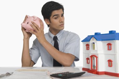 Emlakçı bir kumbara holding