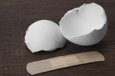 Yapışkanlı bandaj ile kırık yumurta