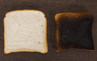 yanmış tost ile ekmek dilimi