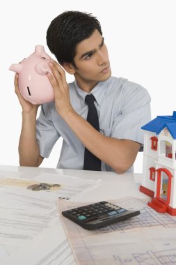 Emlakçı bir kumbara holding