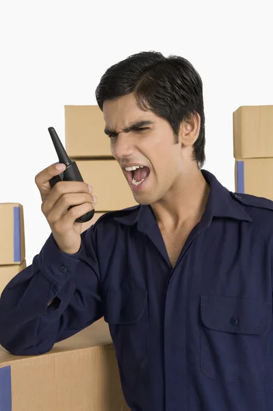 Store manager shouting on a walkie-talkie — Stock Photo, Image