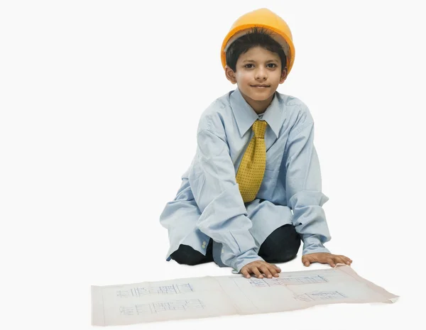 Niño vestido de arquitecto y trabajando en un plano — Foto de Stock