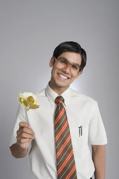 Άνθρωπος που κρατά ένα λουλούδι — Φωτογραφία Αρχείου