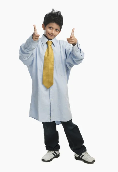 Niño vestido como un hombre de negocios y apuntando signo de pistola — Foto de Stock