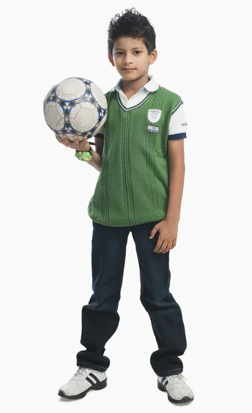 Niño sosteniendo una pelota de fútbol — Foto de Stock