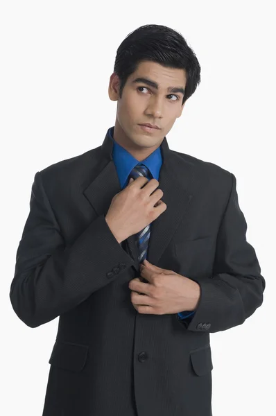 Businessman adjusting his tie — Stock Photo, Image