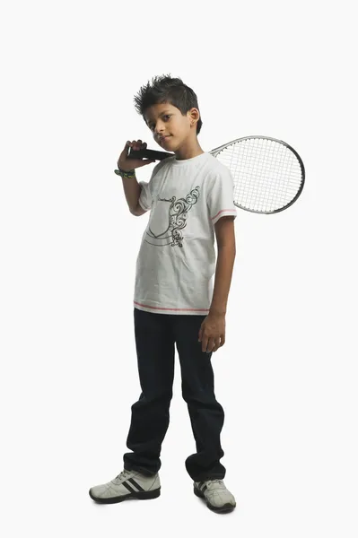 Chłopiec trzyma rakietę tenisową — Zdjęcie stockowe